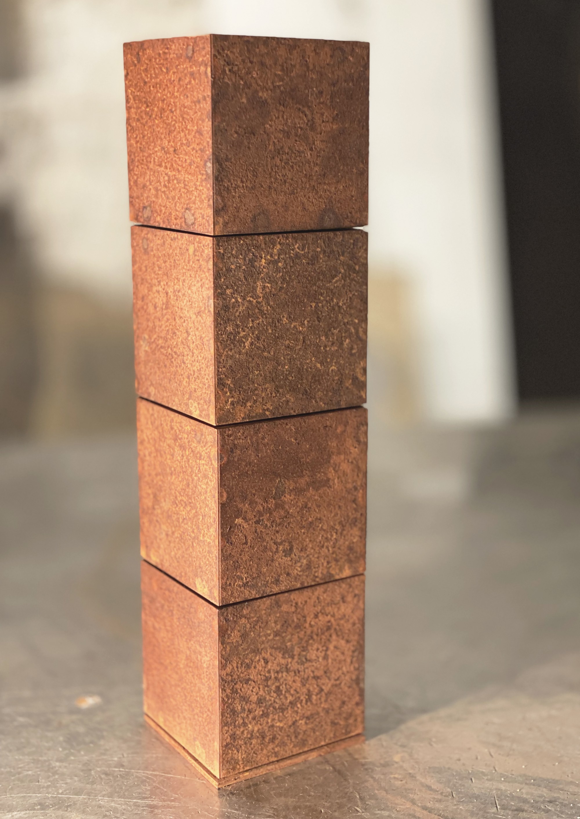 4-cubes-mobiles-2025-edition-1-3-acier-corten-acier-inoxydable-nickel-titane-h.53cm-x-13-x-13-cm