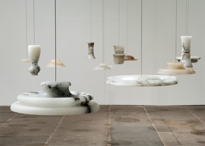 installation-le-monde-merveilleux-des-objets-flottants